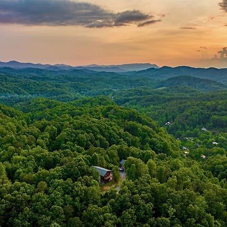 סביירוויל Panorama Mountain View Cabin, Less Than 10 Miles From Gatlinburg And Dollywood, Dog Friendly, 6 Bedrooms Sleeps 17, Fire Pit, Hottub, Washer Dryer, Fully Loaded Kitchen, Gameroom With A Tv, Pool Table, Arcade, Air Hockey, And Foosball מראה חיצוני תמונה