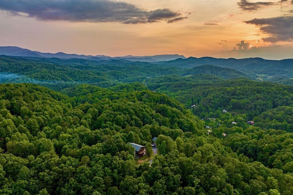 סביירוויל Panorama Mountain View Cabin, Less Than 10 Miles From Gatlinburg And Dollywood, Dog Friendly, 6 Bedrooms Sleeps 17, Fire Pit, Hottub, Washer Dryer, Fully Loaded Kitchen, Gameroom With A Tv, Pool Table, Arcade, Air Hockey, And Foosball מראה חיצוני תמונה