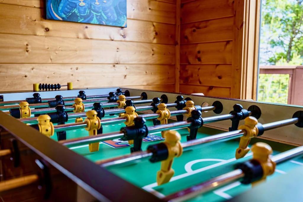 סביירוויל Panorama Mountain View Cabin, Less Than 10 Miles From Gatlinburg And Dollywood, Dog Friendly, 6 Bedrooms Sleeps 17, Fire Pit, Hottub, Washer Dryer, Fully Loaded Kitchen, Gameroom With A Tv, Pool Table, Arcade, Air Hockey, And Foosball מראה חיצוני תמונה
