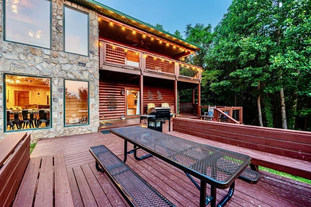 סביירוויל Panorama Mountain View Cabin, Less Than 10 Miles From Gatlinburg And Dollywood, Dog Friendly, 6 Bedrooms Sleeps 17, Fire Pit, Hottub, Washer Dryer, Fully Loaded Kitchen, Gameroom With A Tv, Pool Table, Arcade, Air Hockey, And Foosball מראה חיצוני תמונה
