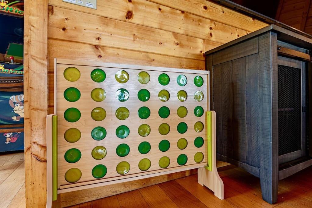 סביירוויל Panorama Mountain View Cabin, Less Than 10 Miles From Gatlinburg And Dollywood, Dog Friendly, 6 Bedrooms Sleeps 17, Fire Pit, Hottub, Washer Dryer, Fully Loaded Kitchen, Gameroom With A Tv, Pool Table, Arcade, Air Hockey, And Foosball מראה חיצוני תמונה