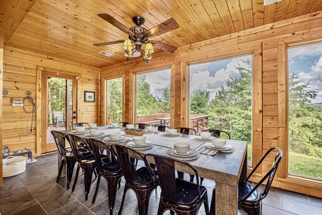 סביירוויל Panorama Mountain View Cabin, Less Than 10 Miles From Gatlinburg And Dollywood, Dog Friendly, 6 Bedrooms Sleeps 17, Fire Pit, Hottub, Washer Dryer, Fully Loaded Kitchen, Gameroom With A Tv, Pool Table, Arcade, Air Hockey, And Foosball מראה חיצוני תמונה