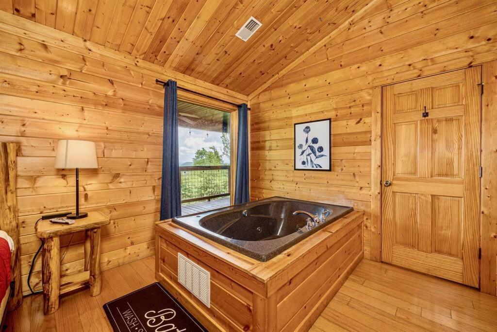 סביירוויל Panorama Mountain View Cabin, Less Than 10 Miles From Gatlinburg And Dollywood, Dog Friendly, 6 Bedrooms Sleeps 17, Fire Pit, Hottub, Washer Dryer, Fully Loaded Kitchen, Gameroom With A Tv, Pool Table, Arcade, Air Hockey, And Foosball מראה חיצוני תמונה