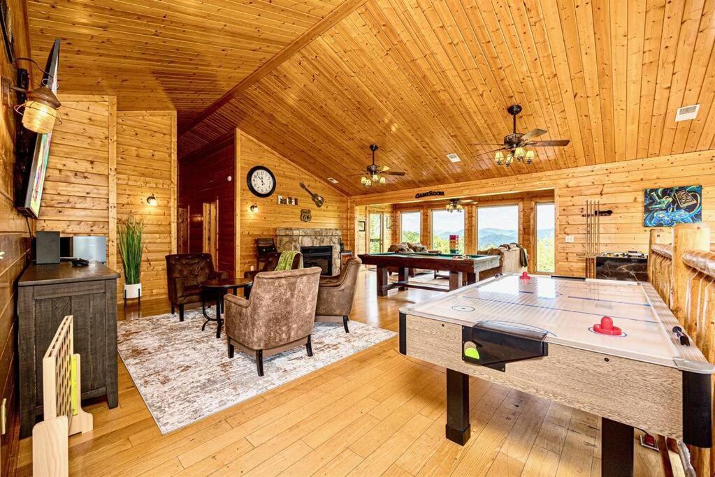 סביירוויל Panorama Mountain View Cabin, Less Than 10 Miles From Gatlinburg And Dollywood, Dog Friendly, 6 Bedrooms Sleeps 17, Fire Pit, Hottub, Washer Dryer, Fully Loaded Kitchen, Gameroom With A Tv, Pool Table, Arcade, Air Hockey, And Foosball מראה חיצוני תמונה