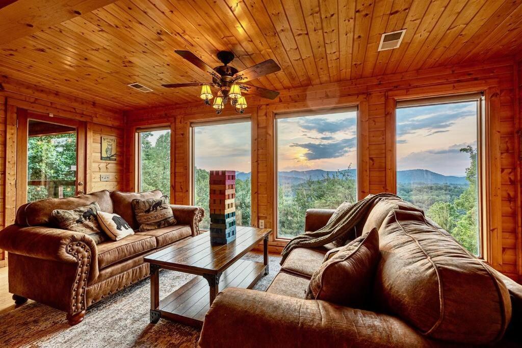 סביירוויל Panorama Mountain View Cabin, Less Than 10 Miles From Gatlinburg And Dollywood, Dog Friendly, 6 Bedrooms Sleeps 17, Fire Pit, Hottub, Washer Dryer, Fully Loaded Kitchen, Gameroom With A Tv, Pool Table, Arcade, Air Hockey, And Foosball מראה חיצוני תמונה