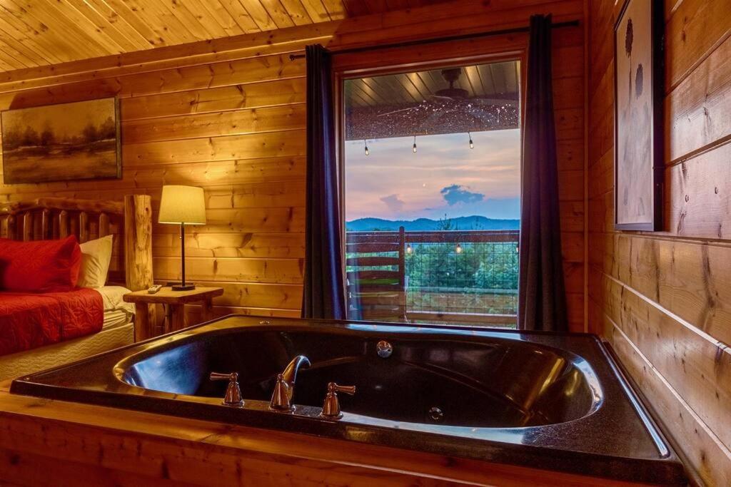 סביירוויל Panorama Mountain View Cabin, Less Than 10 Miles From Gatlinburg And Dollywood, Dog Friendly, 6 Bedrooms Sleeps 17, Fire Pit, Hottub, Washer Dryer, Fully Loaded Kitchen, Gameroom With A Tv, Pool Table, Arcade, Air Hockey, And Foosball מראה חיצוני תמונה