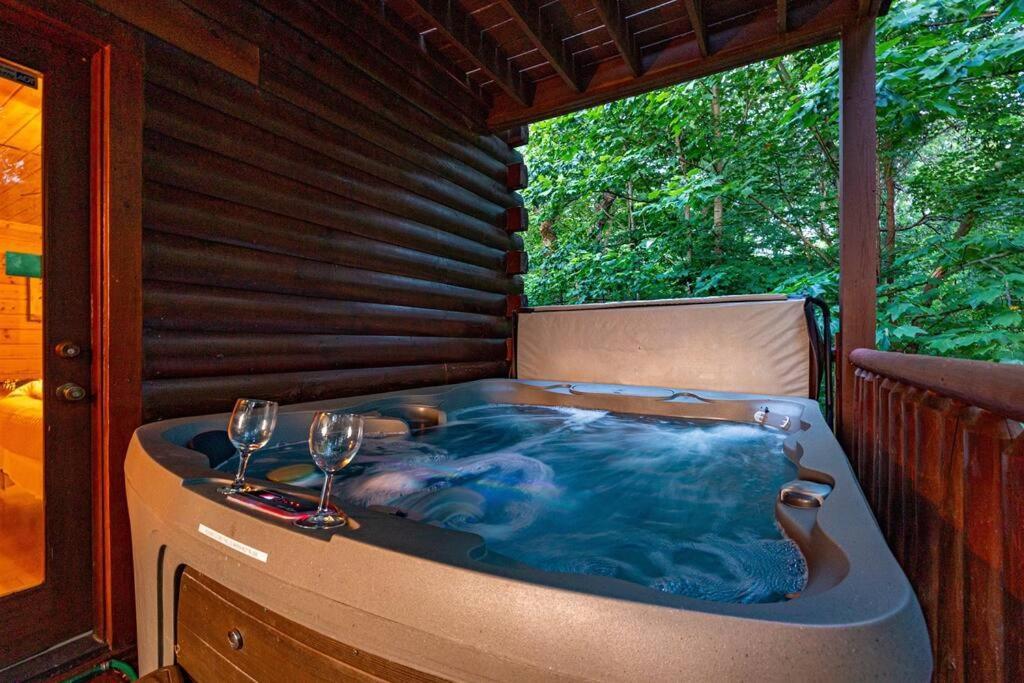 סביירוויל Panorama Mountain View Cabin, Less Than 10 Miles From Gatlinburg And Dollywood, Dog Friendly, 6 Bedrooms Sleeps 17, Fire Pit, Hottub, Washer Dryer, Fully Loaded Kitchen, Gameroom With A Tv, Pool Table, Arcade, Air Hockey, And Foosball מראה חיצוני תמונה