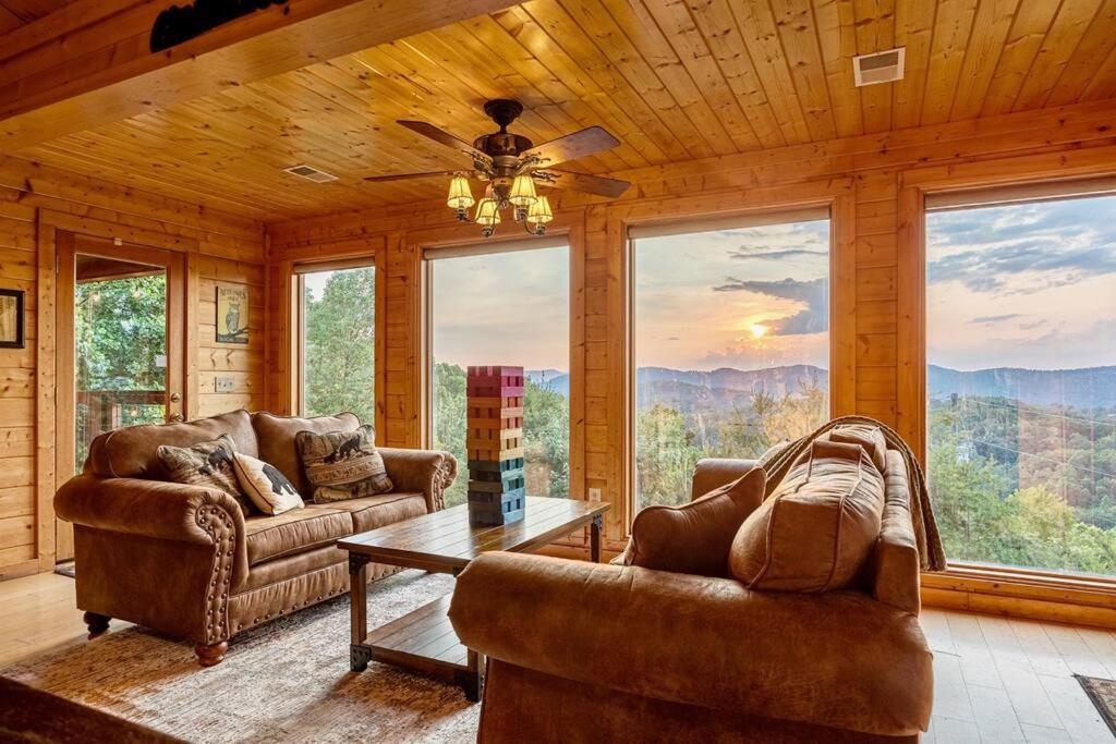 סביירוויל Panorama Mountain View Cabin, Less Than 10 Miles From Gatlinburg And Dollywood, Dog Friendly, 6 Bedrooms Sleeps 17, Fire Pit, Hottub, Washer Dryer, Fully Loaded Kitchen, Gameroom With A Tv, Pool Table, Arcade, Air Hockey, And Foosball מראה חיצוני תמונה