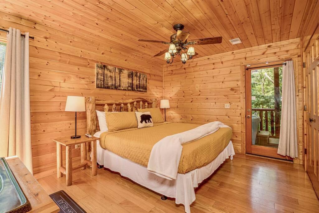 סביירוויל Panorama Mountain View Cabin, Less Than 10 Miles From Gatlinburg And Dollywood, Dog Friendly, 6 Bedrooms Sleeps 17, Fire Pit, Hottub, Washer Dryer, Fully Loaded Kitchen, Gameroom With A Tv, Pool Table, Arcade, Air Hockey, And Foosball מראה חיצוני תמונה