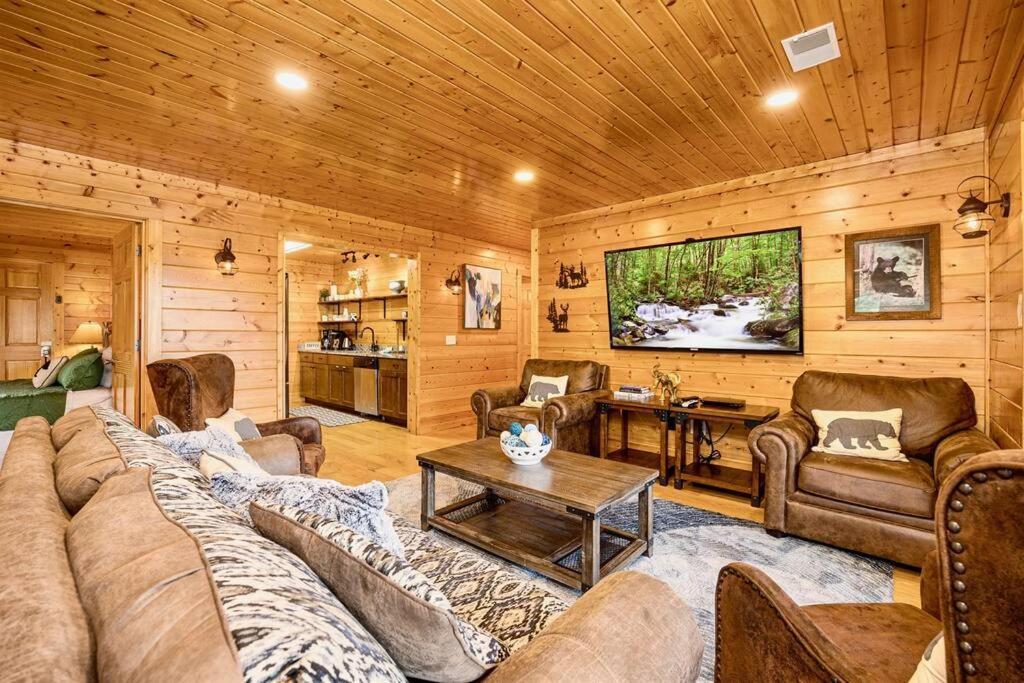 סביירוויל Panorama Mountain View Cabin, Less Than 10 Miles From Gatlinburg And Dollywood, Dog Friendly, 6 Bedrooms Sleeps 17, Fire Pit, Hottub, Washer Dryer, Fully Loaded Kitchen, Gameroom With A Tv, Pool Table, Arcade, Air Hockey, And Foosball מראה חיצוני תמונה