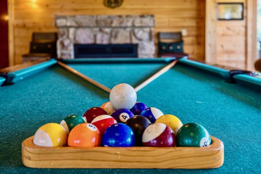 סביירוויל Panorama Mountain View Cabin, Less Than 10 Miles From Gatlinburg And Dollywood, Dog Friendly, 6 Bedrooms Sleeps 17, Fire Pit, Hottub, Washer Dryer, Fully Loaded Kitchen, Gameroom With A Tv, Pool Table, Arcade, Air Hockey, And Foosball מראה חיצוני תמונה
