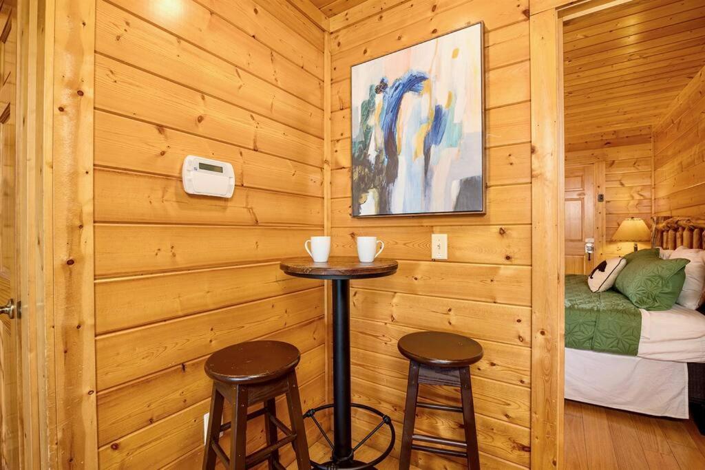 סביירוויל Panorama Mountain View Cabin, Less Than 10 Miles From Gatlinburg And Dollywood, Dog Friendly, 6 Bedrooms Sleeps 17, Fire Pit, Hottub, Washer Dryer, Fully Loaded Kitchen, Gameroom With A Tv, Pool Table, Arcade, Air Hockey, And Foosball מראה חיצוני תמונה