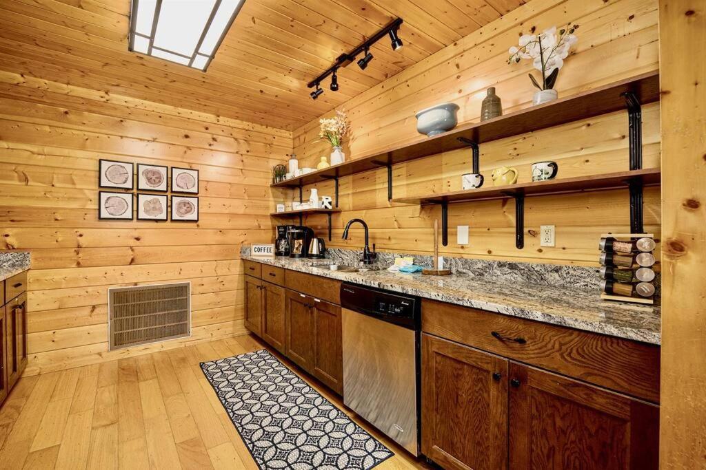 סביירוויל Panorama Mountain View Cabin, Less Than 10 Miles From Gatlinburg And Dollywood, Dog Friendly, 6 Bedrooms Sleeps 17, Fire Pit, Hottub, Washer Dryer, Fully Loaded Kitchen, Gameroom With A Tv, Pool Table, Arcade, Air Hockey, And Foosball מראה חיצוני תמונה