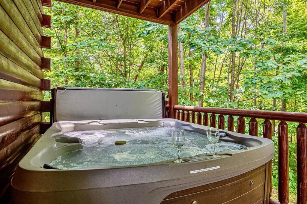 סביירוויל Panorama Mountain View Cabin, Less Than 10 Miles From Gatlinburg And Dollywood, Dog Friendly, 6 Bedrooms Sleeps 17, Fire Pit, Hottub, Washer Dryer, Fully Loaded Kitchen, Gameroom With A Tv, Pool Table, Arcade, Air Hockey, And Foosball מראה חיצוני תמונה