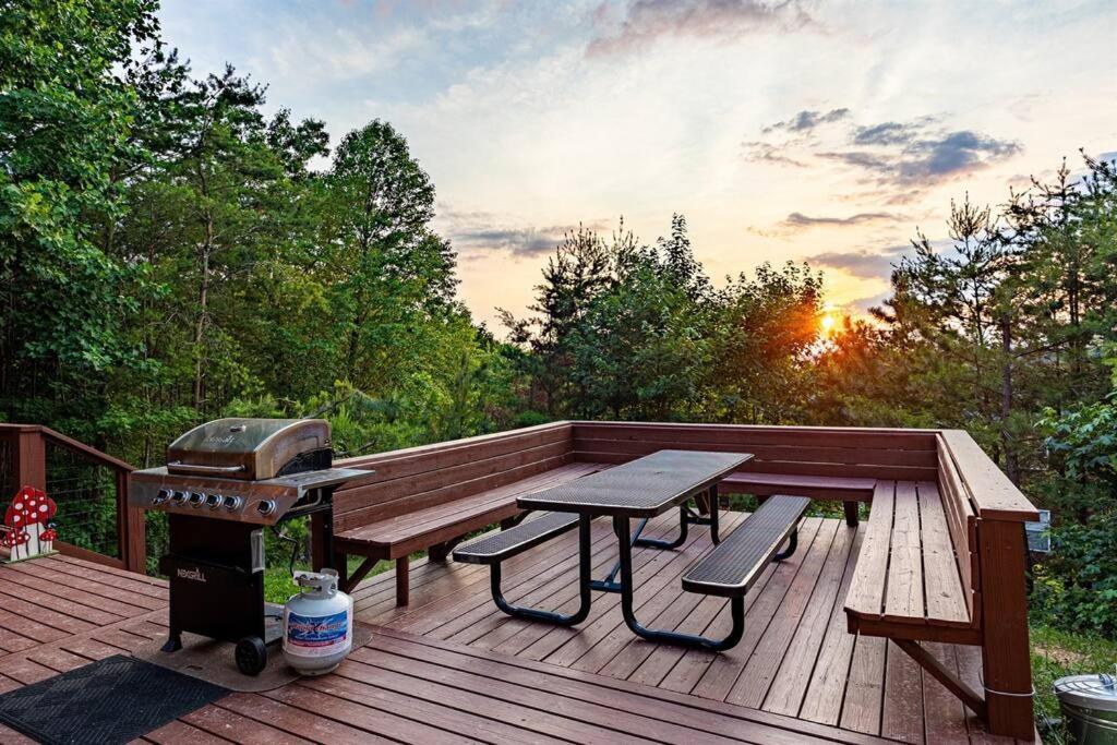 סביירוויל Panorama Mountain View Cabin, Less Than 10 Miles From Gatlinburg And Dollywood, Dog Friendly, 6 Bedrooms Sleeps 17, Fire Pit, Hottub, Washer Dryer, Fully Loaded Kitchen, Gameroom With A Tv, Pool Table, Arcade, Air Hockey, And Foosball מראה חיצוני תמונה