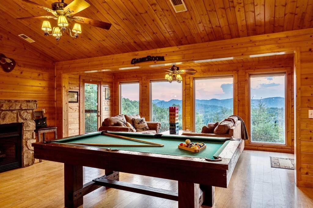 סביירוויל Panorama Mountain View Cabin, Less Than 10 Miles From Gatlinburg And Dollywood, Dog Friendly, 6 Bedrooms Sleeps 17, Fire Pit, Hottub, Washer Dryer, Fully Loaded Kitchen, Gameroom With A Tv, Pool Table, Arcade, Air Hockey, And Foosball מראה חיצוני תמונה