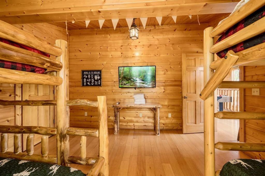 סביירוויל Panorama Mountain View Cabin, Less Than 10 Miles From Gatlinburg And Dollywood, Dog Friendly, 6 Bedrooms Sleeps 17, Fire Pit, Hottub, Washer Dryer, Fully Loaded Kitchen, Gameroom With A Tv, Pool Table, Arcade, Air Hockey, And Foosball מראה חיצוני תמונה