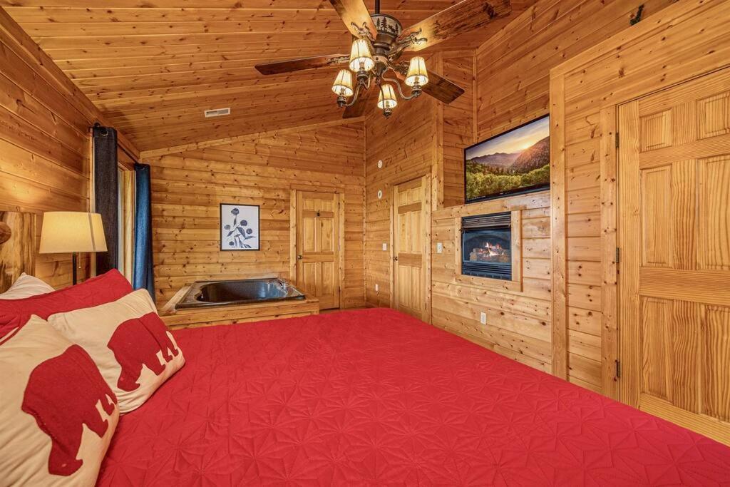 סביירוויל Panorama Mountain View Cabin, Less Than 10 Miles From Gatlinburg And Dollywood, Dog Friendly, 6 Bedrooms Sleeps 17, Fire Pit, Hottub, Washer Dryer, Fully Loaded Kitchen, Gameroom With A Tv, Pool Table, Arcade, Air Hockey, And Foosball מראה חיצוני תמונה
